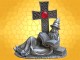 Statuette Magicien Couché Figurine en Étain Sorcier Croix Celtique et Livres