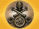 Pendentif Médaillon Steampunk Crâne Tibias et Pignons Couleur Bronze Pirate