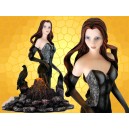Figurine Femme Magicienne en Robe Noire et Bustier Gris Base Rocheuse Volcanique avec Corbeau